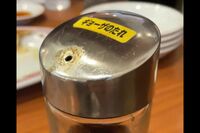 中華料理チェーン店『餃子の王将』タレ容器の中に虫が…SNS動画の指摘に王将フードサービス「すべて廃棄」…