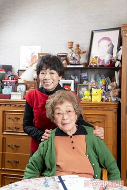 ヒルマ薬局のピンチを共に乗り越え、支え合った公子さんと榮子さん　撮影／伊藤和幸