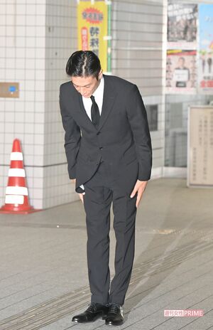 大麻取締法違反で起訴された伊勢谷友介。湾岸署前で深々と頭を下げた