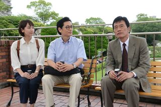 エミルは求職活動中の受給者・阿久沢を担当することになる　(c)フジテレビ