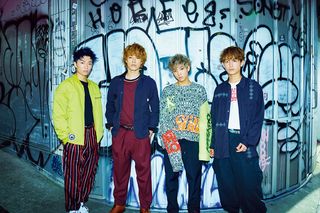 「シャッターが閉まって閑散としている感じが、なんかカッコいいよねって話になったんです」（萩谷）。原宿・竹下通りでの撮影は、メンバーの希望で決まったそう