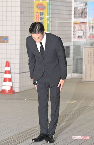 大麻取締法違反で起訴された伊勢谷友介。湾岸署前で深々と頭を下げた