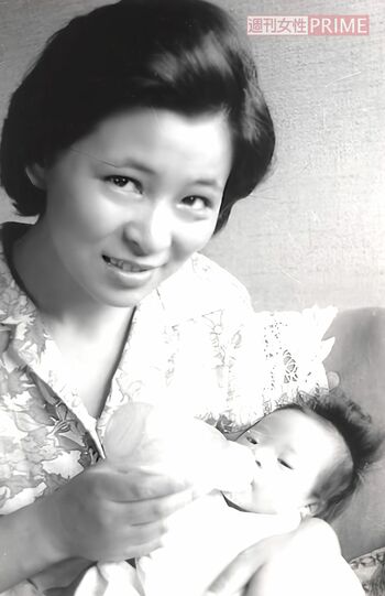 生後間もない未知子さんを抱く妻の薫子さん