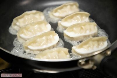 失敗しない冷凍餃子の焼き方（撮影／齋藤周造）