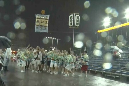 豪雨の影響でガラガラになった徳島市・阿波おどりの観客席