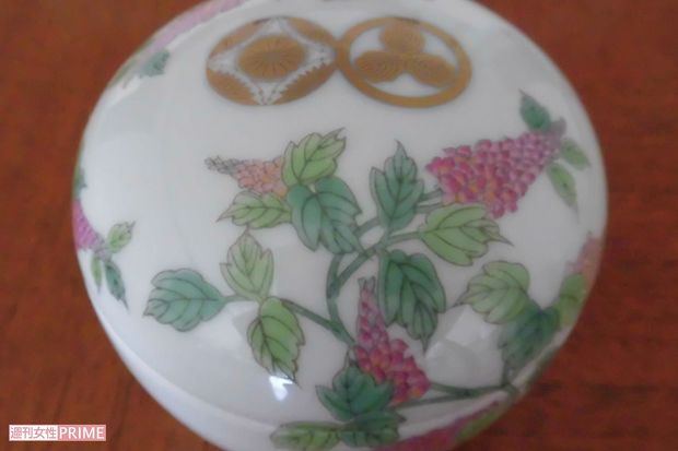 引き出物のボンボニエールの表面には守谷家の家紋も