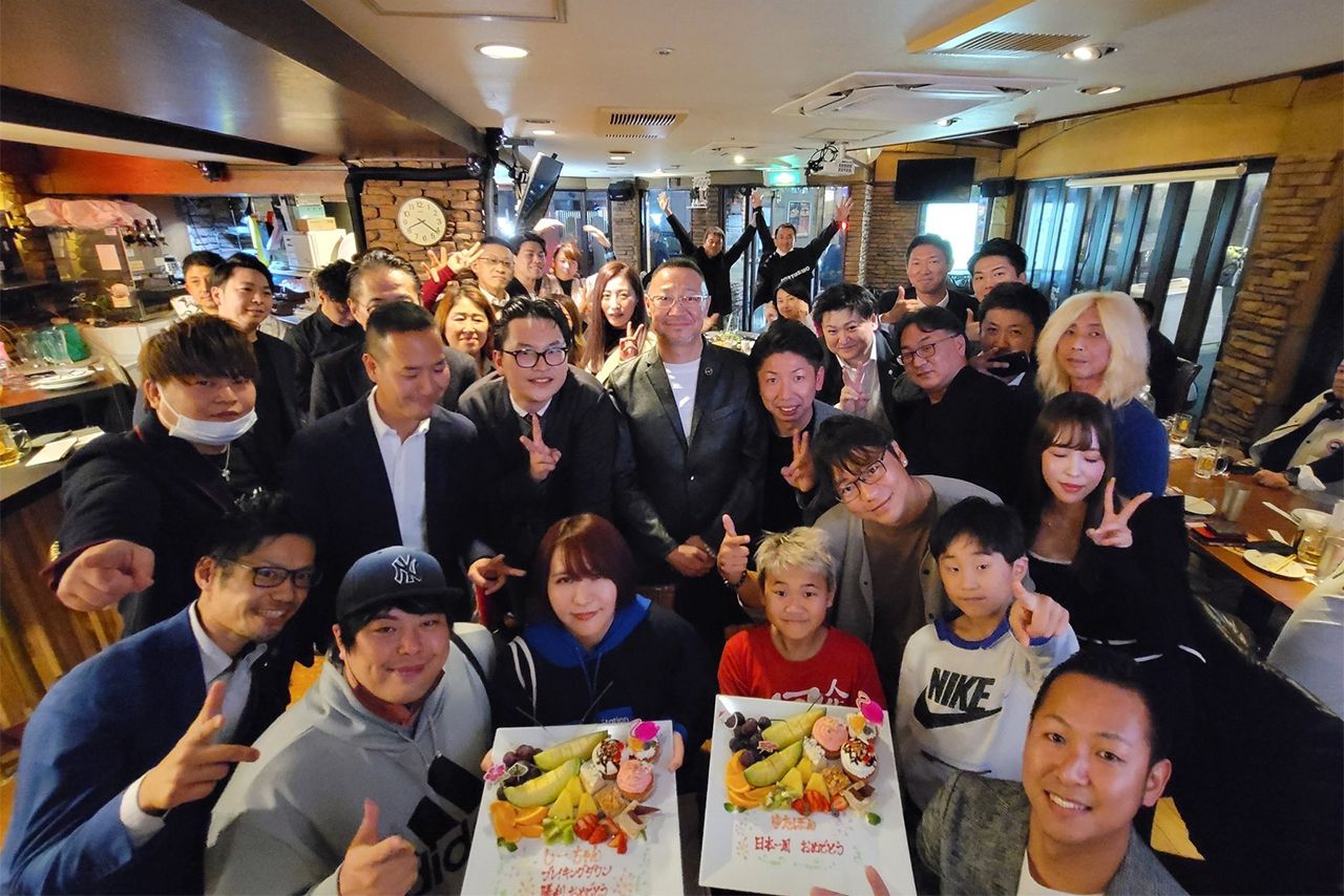 日本一周達成を祝われるゆたぼん（本人のTwitterより）