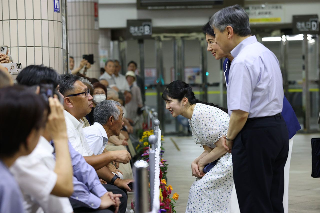 2025年８月、須崎御用邸での静養の際、奉迎者と交流される天皇ご一家