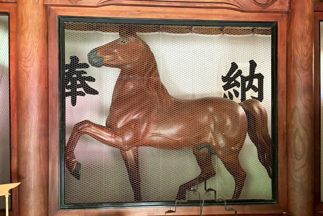 主馬神社のご神体として祀られている金華山号の肖像木型