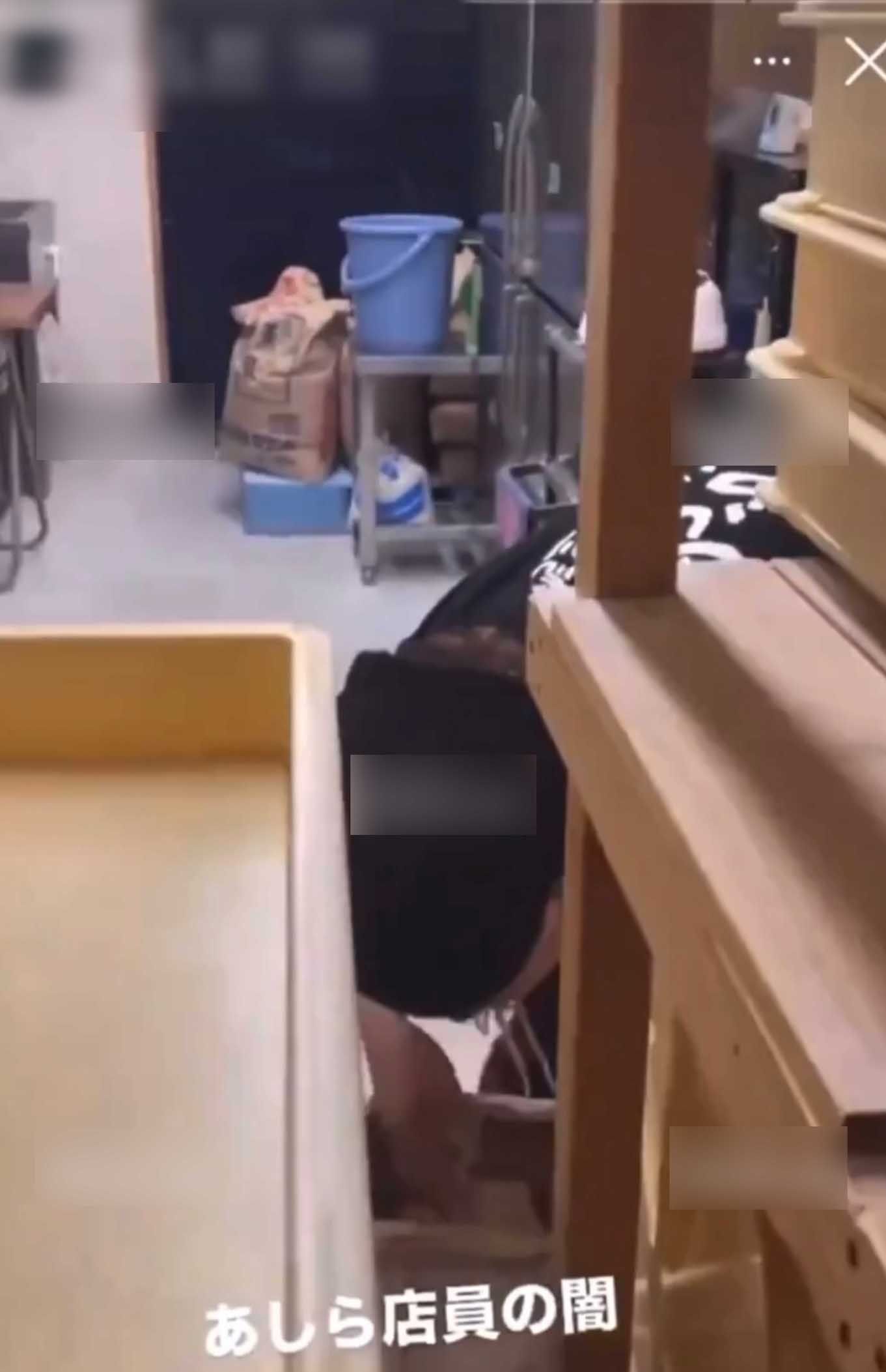 ネットで拡散されている動画。新潟県にある『荒川らーめん魂 あしら』のバックヤードと思しき場所で従業員と思われる男性が、茹でる前の麺を素手でパクパクと口に