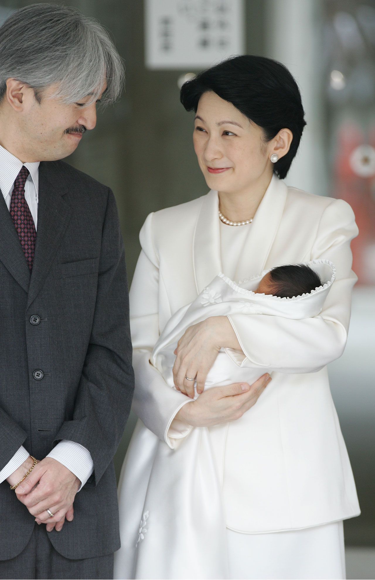'06年9月、秋篠宮ご夫妻の間に第3子の悠仁さまが誕生された。愛育病院の前で生まれたばかりの悠仁さまを抱く紀子さま