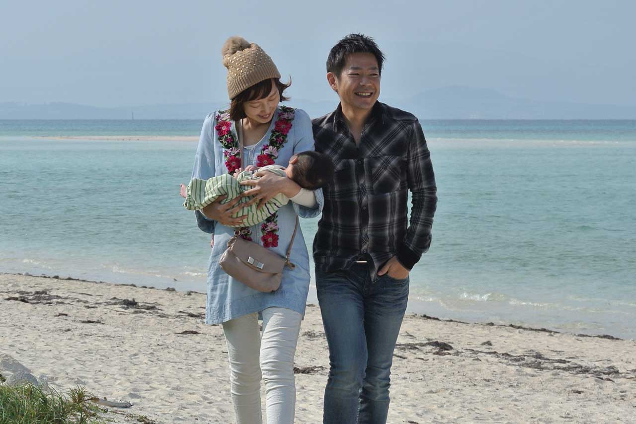家族3人、竹富島へ。奈緒さんは抗がん剤治療で苦しいはずなのに、笑顔を見せていた。最初で最後の家族旅行に