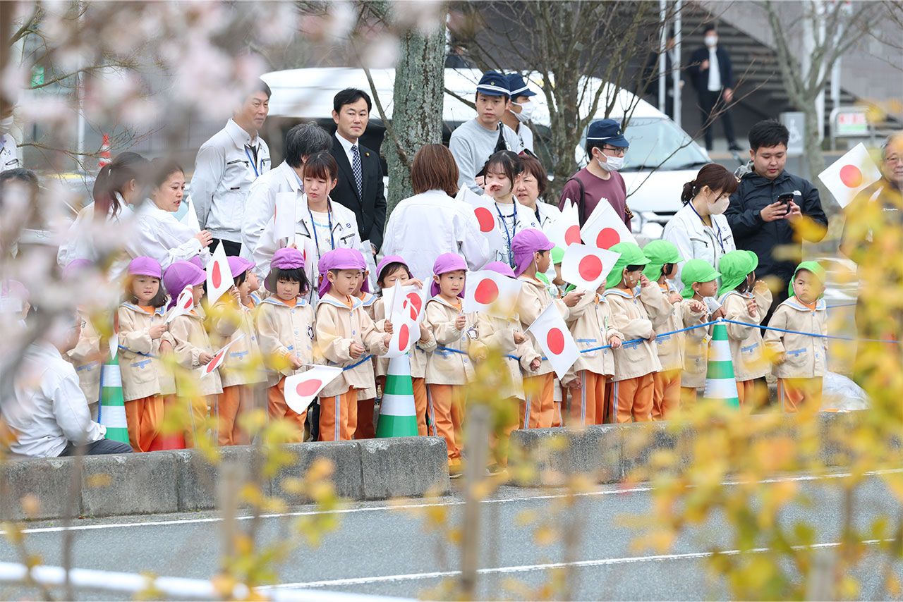福島訪問の天皇ご一家を出迎える子どもたち