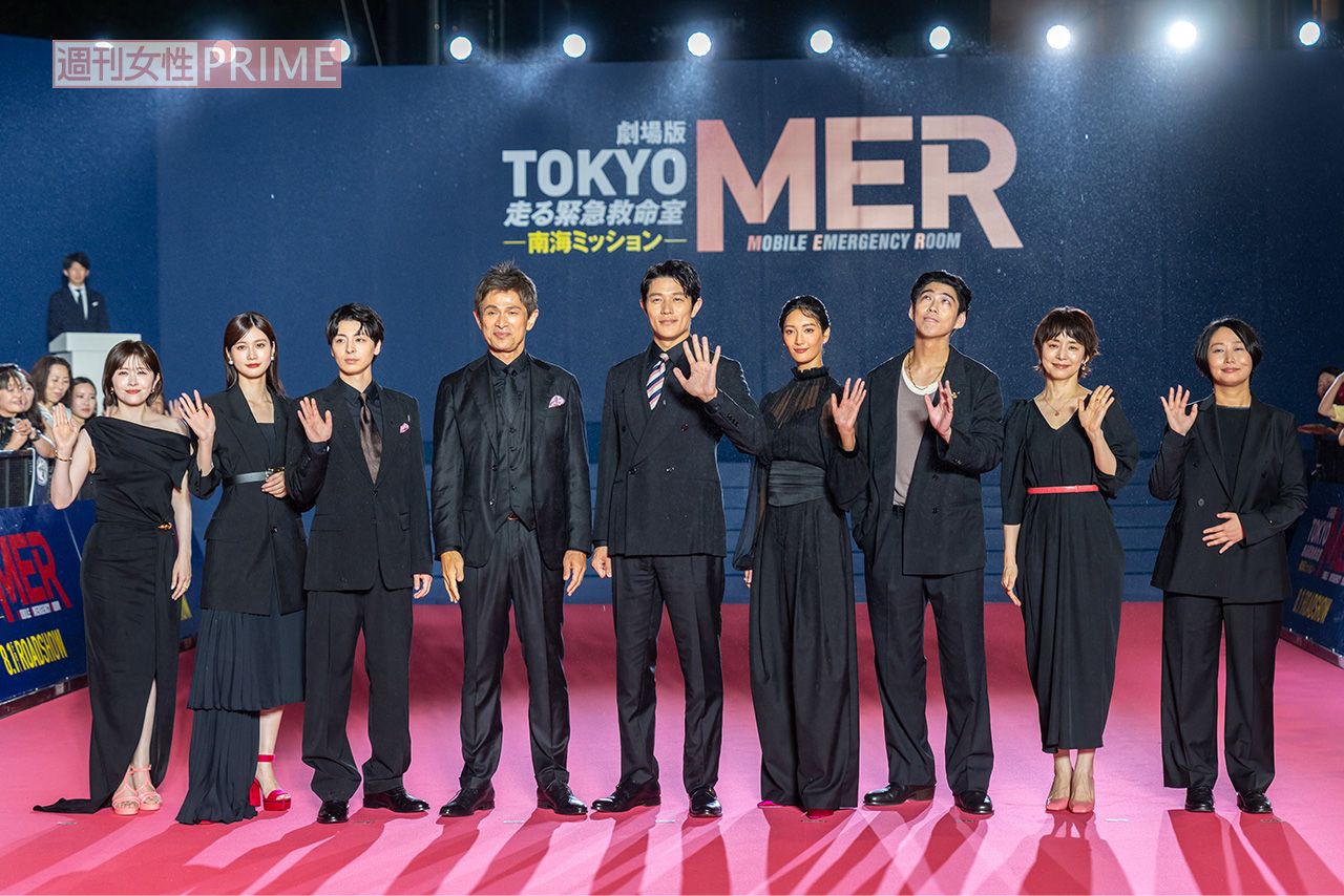 劇場版『MER』に出演する（右から）石田ゆり子、賀来賢人、菜々緒、鈴木亮平、江口洋介