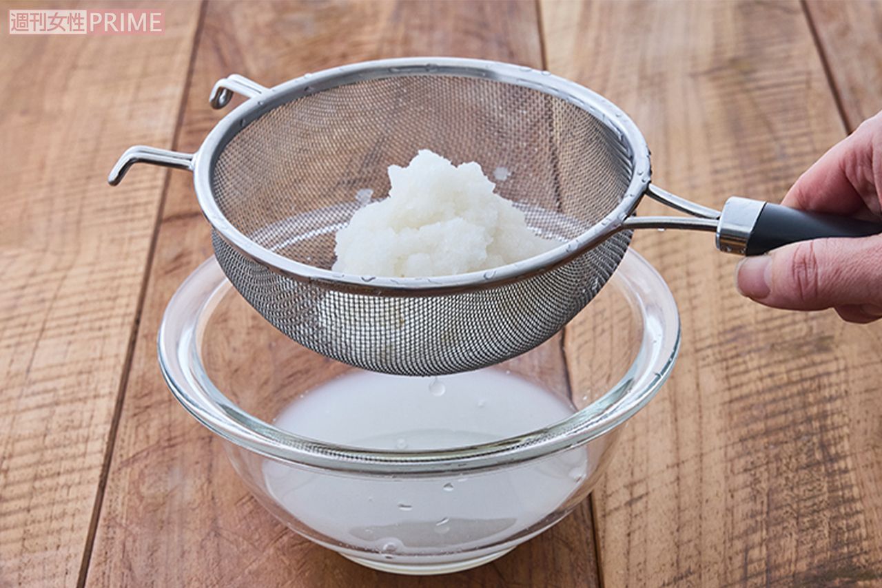 大根おろしは水分を絞らず、ザルに上げて水気を切るとふわっとしたおろし煮に　撮影／廣瀬靖士