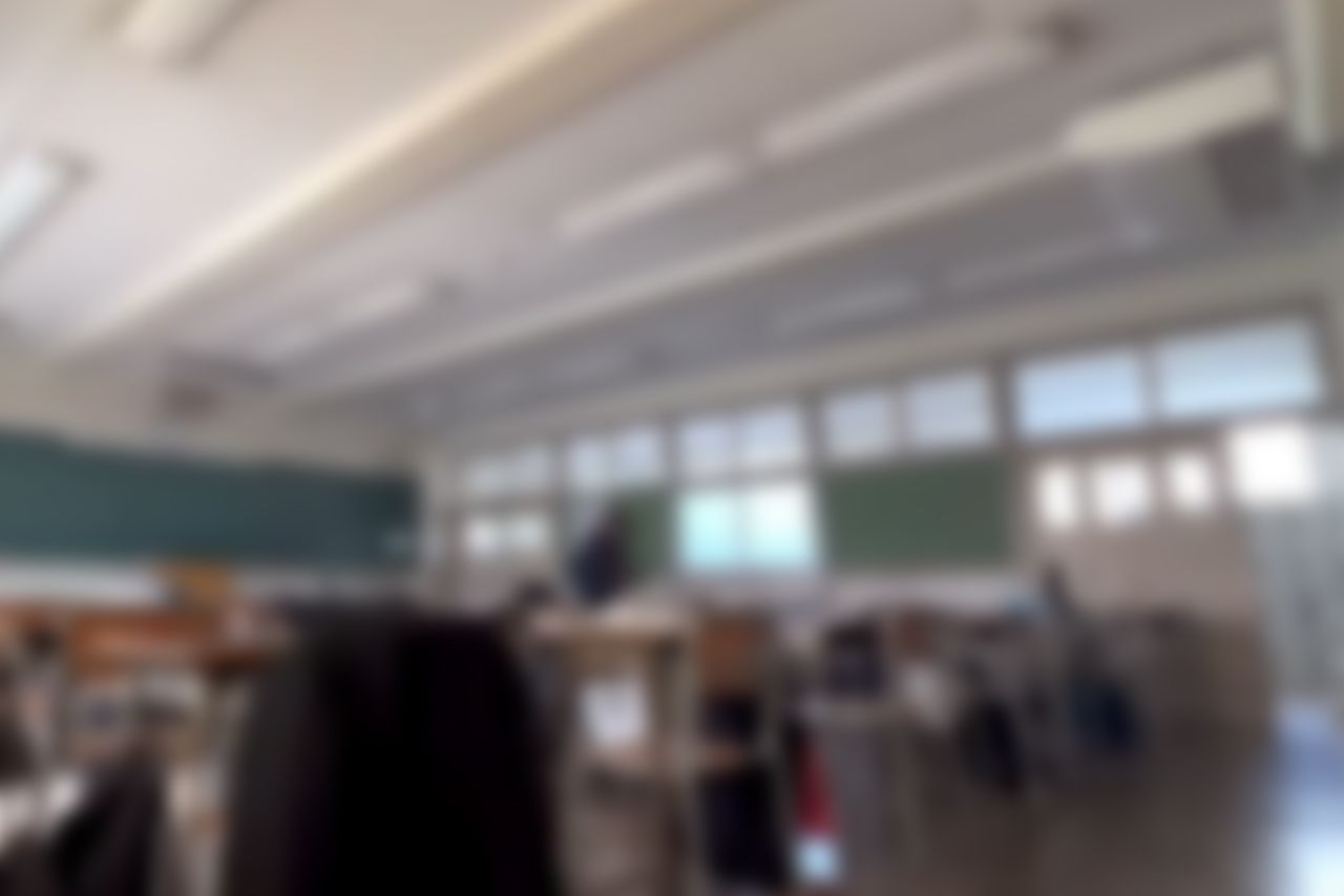 現金を発見し、財布から抜き取っている様子 6/8