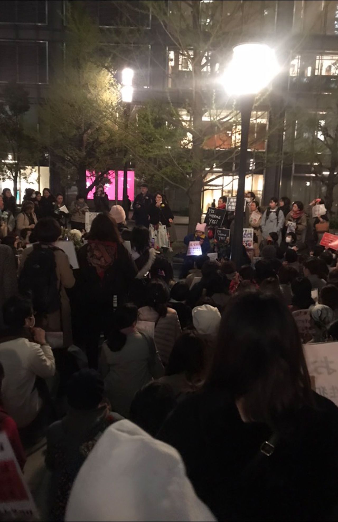 4月11日、東京駅前で行われたフラワーデモの様子