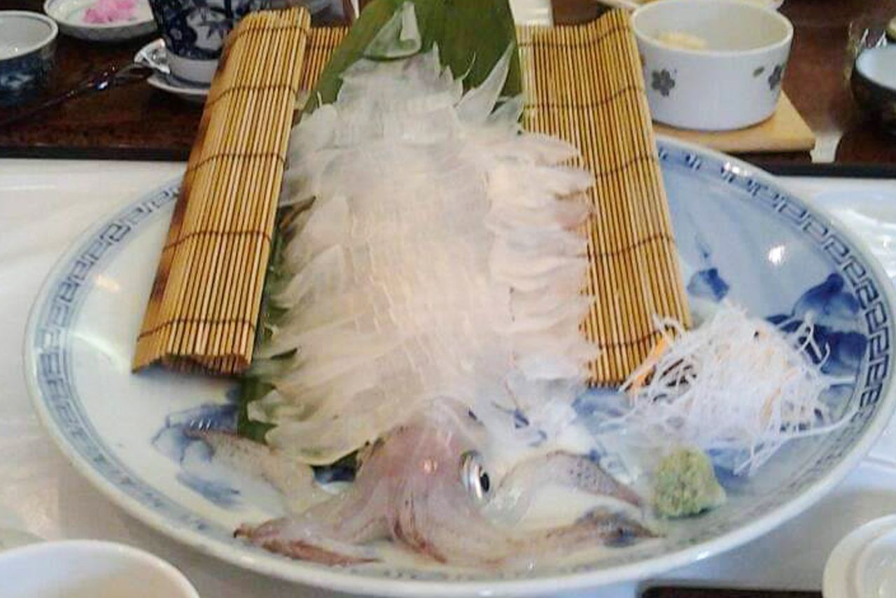 ストレスに弱い活イカは遠くに行くほど鮮度が落ちる。地元なら透明