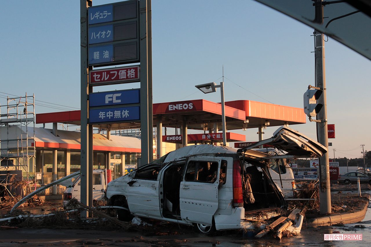 流木などが絡まる車、ここまで水がやってきたことがわかる（2011年3月12日）