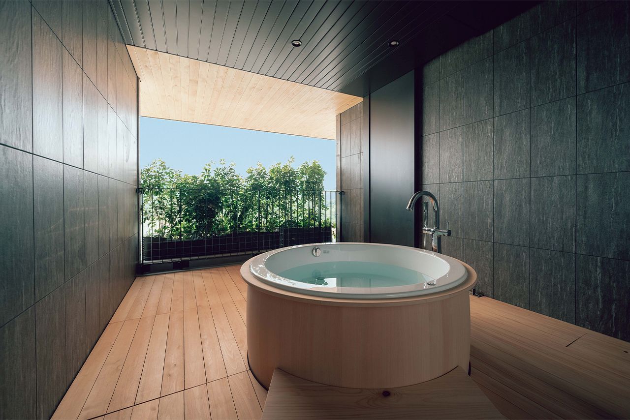 広いテラスから多気の自然を独り占めできる露天風呂付きコンフォートスイートルーム