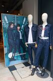 『リーバイスストア新宿店』の店頭にはキムタクパネルも展示されている