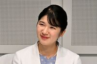 愛子さま、雅子さま譲りのパンツスーツスタイルで琵琶湖博物館に登場、“キュートなチーク”に注がれる熱視線