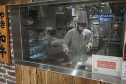 店内に厨房を構えることでライブ感を演出。注文してから焼いてくれるので、できたてが味わえると評判だ