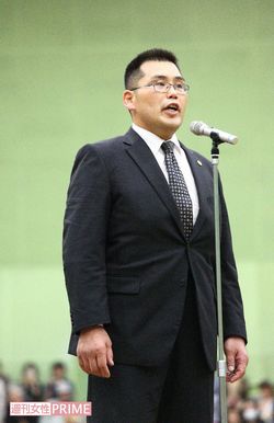 さいたま巡業の土俵上で、勧進元の挨拶を