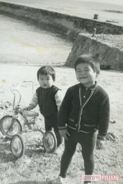 自然の中で過ごしていた3歳のとき、2つ下の弟とのツーショット