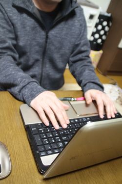 いじめられた娘を守り、学校との交渉をしている父親の悟志さん