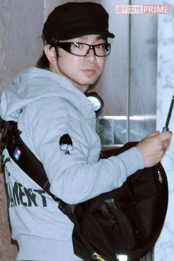 自宅マンションで直撃を受ける濱口優（2010年）