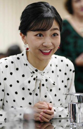 輪島塗のイヤリングを着用される佳子さま。ドット柄のワンピースとマッチしている