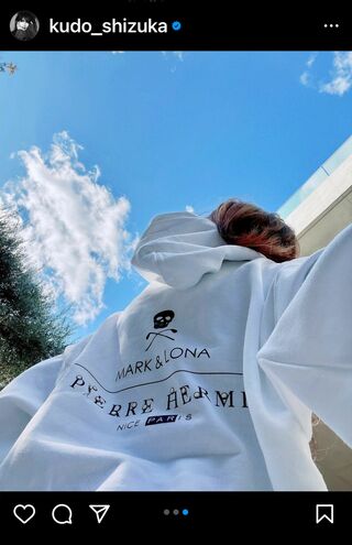 マーク＆ロナで匂わせ……“彼パーカ撮”は、しーちゃん流の内助の功？　ロゴを見せた不自然な構図のしーちゃんと、ブランドアンバサダーとして会見に登場したしーちゃんの夫・キムタク（本人公式インスタグラムより）