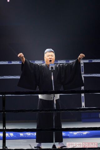 開会宣言をする父・史郎さん。興毅は史郎さんを「亀田家のファウンダー」と話す。会場でも史郎さんと話し合いながら演出を確認していた