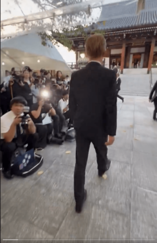 橋幸夫さんの葬儀式場へ向かうEXILE・ATSUSHIのモノマネ芸人RYO（本人Xより）