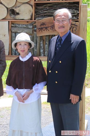５月に行われた『昆虫の家』除幕式に参加した八千草さん（左）と池谷会長