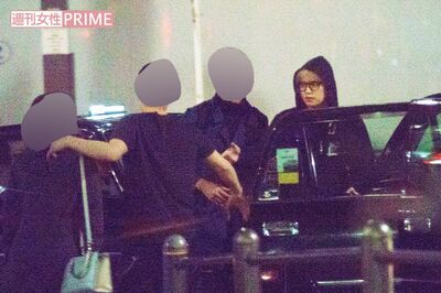 手越祐也が乗るタクシーに女性が乗ろうとする場面（'16年）