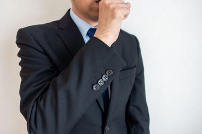 ティッシュを持ち歩いて、そこにタンを吐くなどのマナーを身につけてほしい。のどのイガイガは仕方ないし……