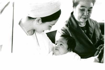 写真②秋篠宮さまもお元気そうに。昭和40（1965）年12月11日