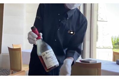 アルマニャックを瓶ごと持ってくるスタッフ（本人のYouTubeより）