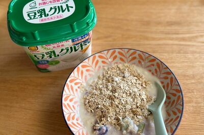 最近は健康のためにオートミールも食べ始めたという（写真／林ひろし）『72歳、好きな服で心が弾む、ひとり暮らし』から抜粋