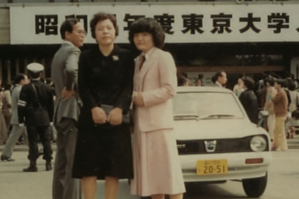 1980年の4月、東京大学の入学式で母と。文学部へと進み、卒業後は森永製菓に入社する
