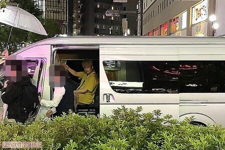 ロケバスのドアが閉まるまで、ファンに手を振り続けた香取慎吾