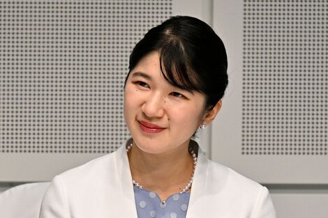 愛子さま、雅子さま譲りのパンツスーツスタイルで琵琶湖博物館に登場、“キュートなチーク”に注がれる熱視線
