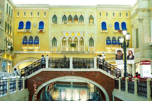 先にオープンした隣のベネチアンマカオでは、室内に運河が流れ、船乗りのいるゴンドラで館内を移動することができる（撮影／ながの桃）