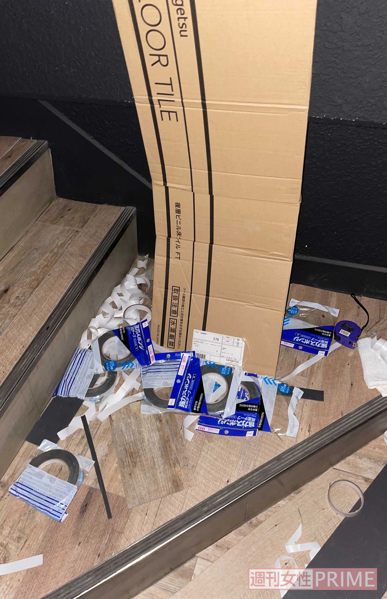 店舗の階段を上がると何やら作業をしている痕跡が