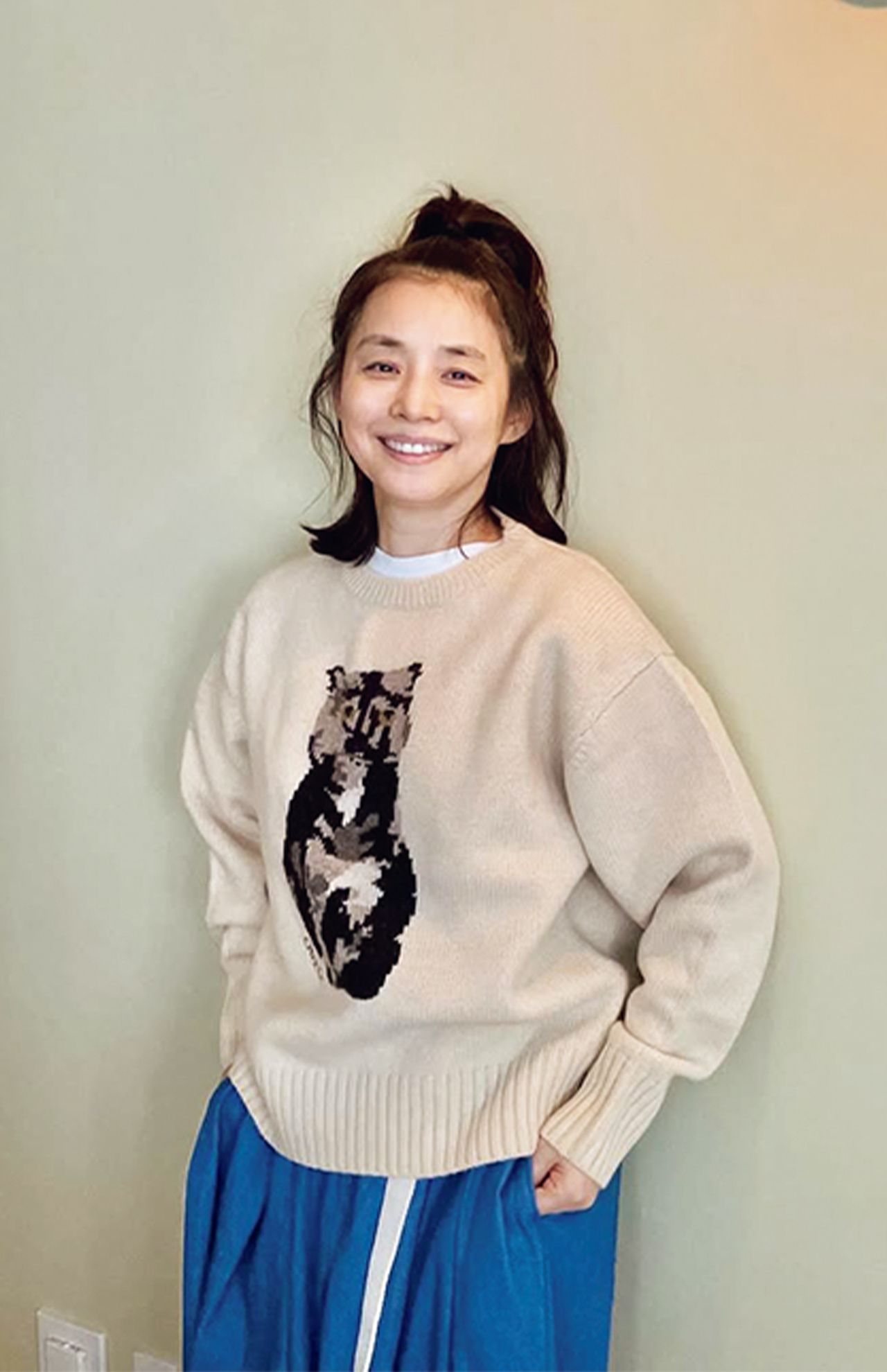 白Tに猫のイラスト入りニットを重ね、大人のリラックスムード漂う石田ゆり子さん（56歳、本人Instagramより）