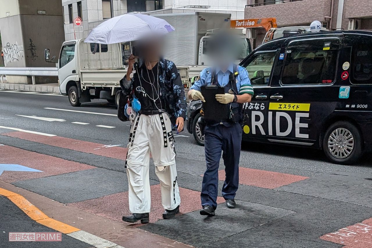 最強ちゃんのマンションに不法侵入したと思われる配信者を確保する警官（近隣住民提供）