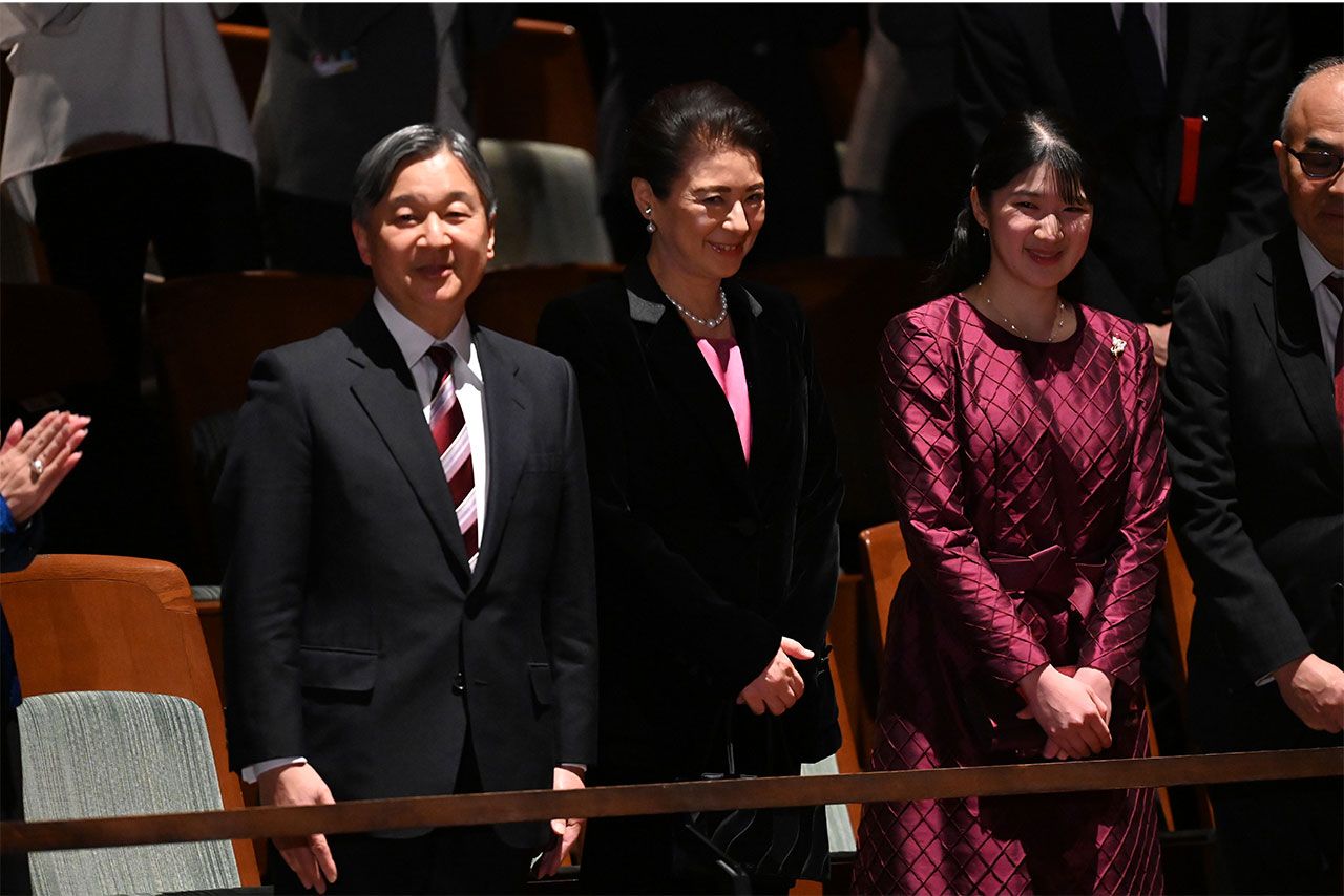 『くるみ割り人形』を鑑賞されたご一家。お三方とも赤を取り入れられたクリスマスリンクコーデ