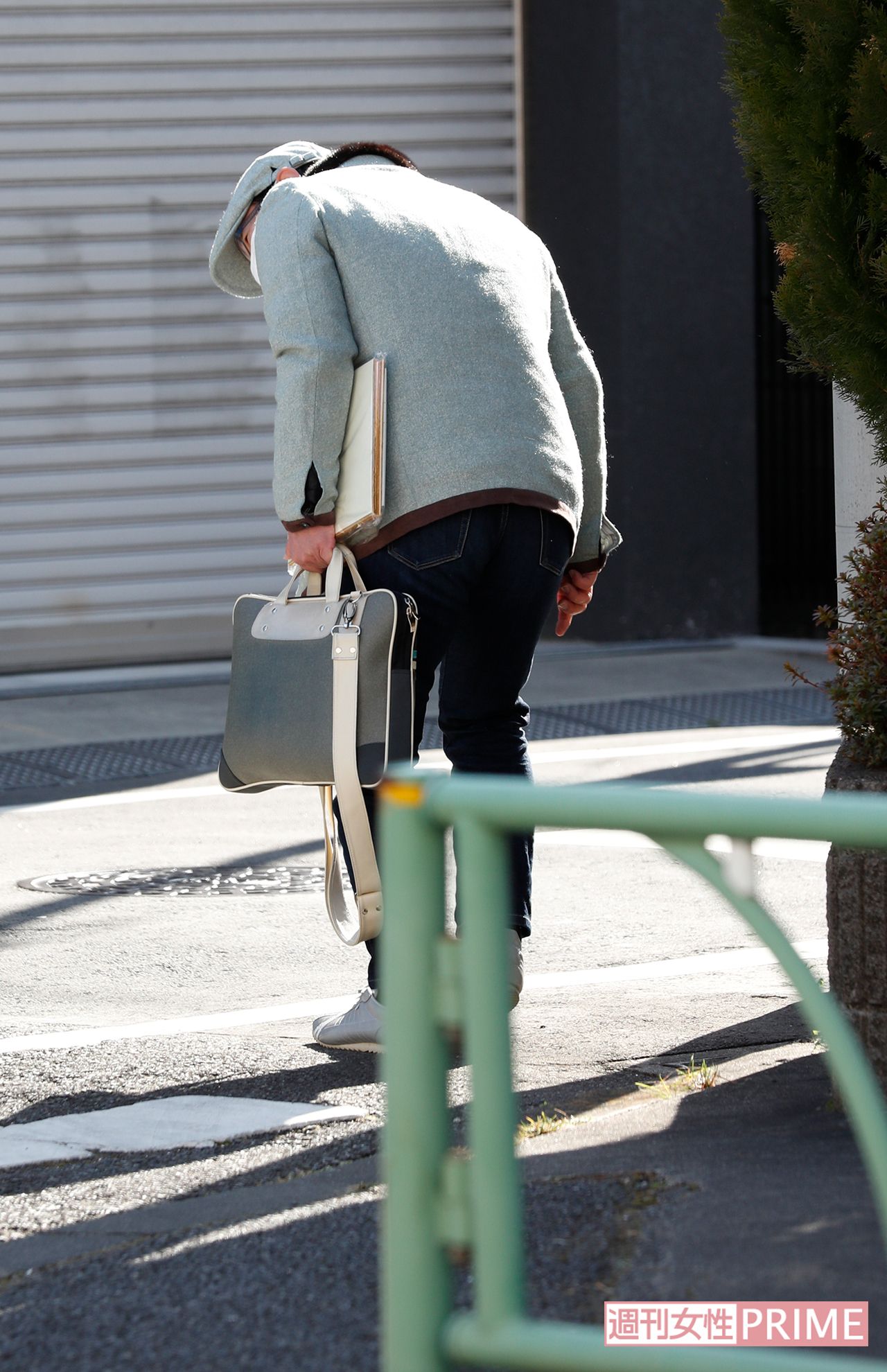 直撃後、記者に丁寧に頭を下げる春風亭昇太（2017年2月）